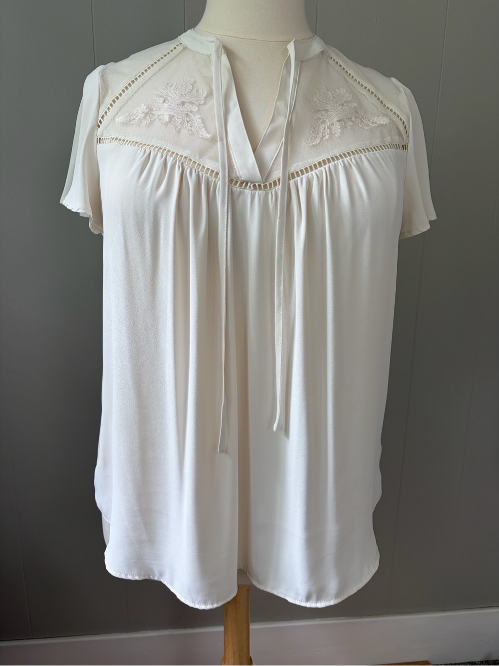 Outlander x Torrid Ivory Embroidered Flutter Sleeve Peasant Blouse Size 0